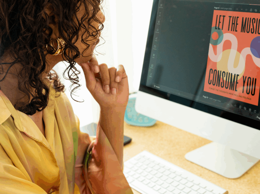 Kobieta patrząca na ekran laptopa z kolorowa grafika