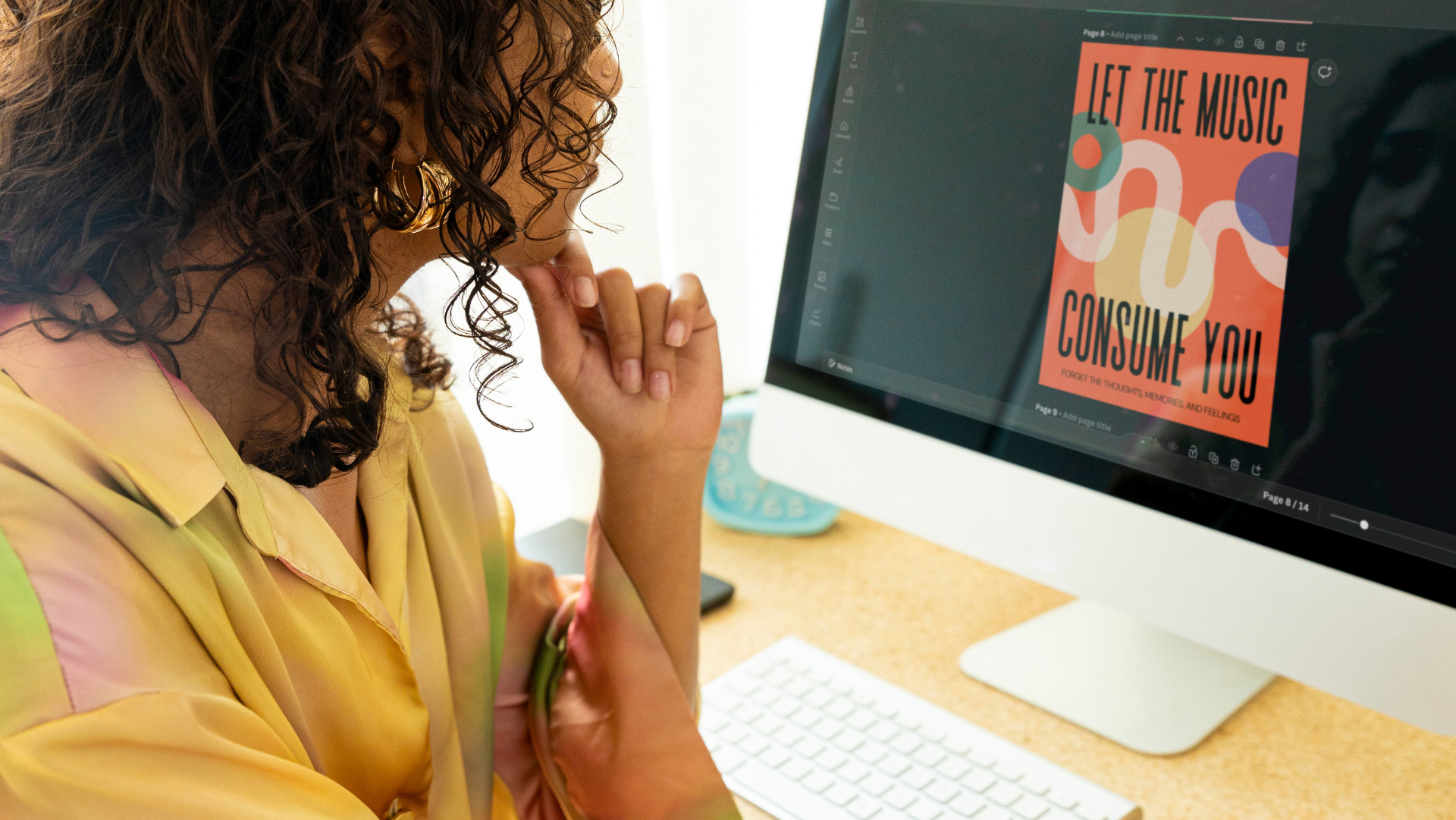 Kobieta patrząca na ekran laptopa z kolorowa grafika