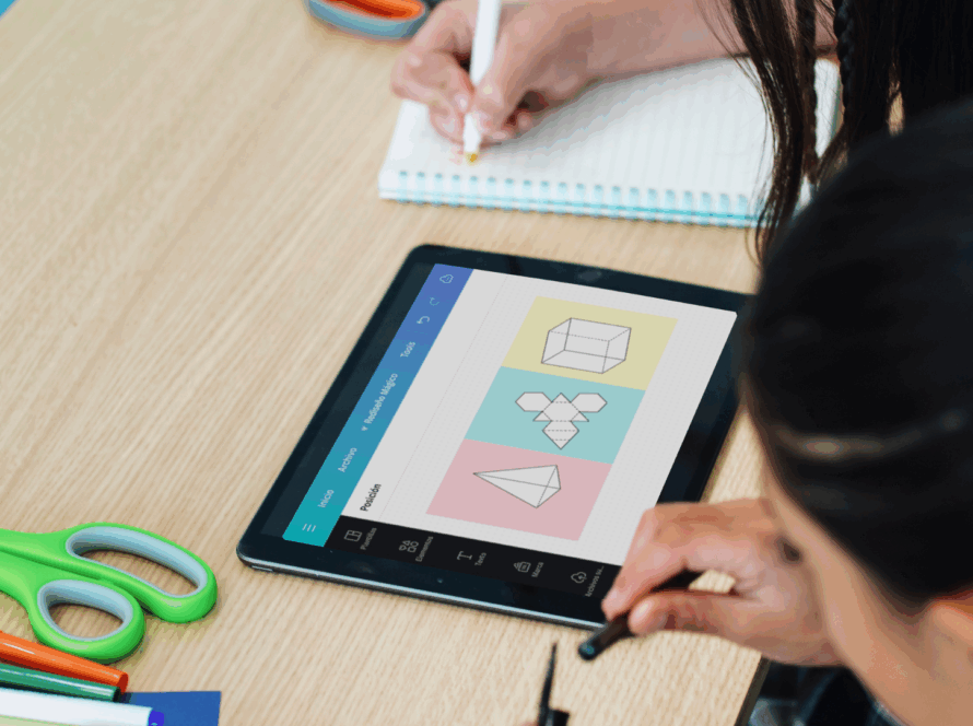 Tablet z kolorowa grafika na ekranie