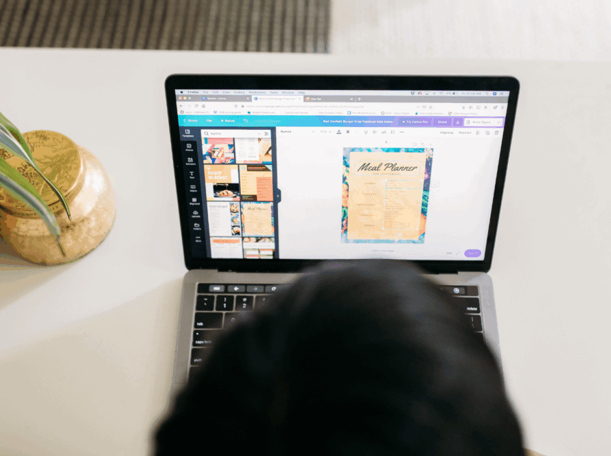 Ekran komputera z grafika