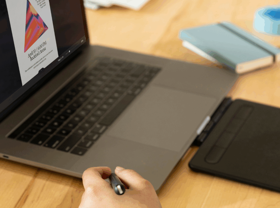 laptop z grafika na ekranie