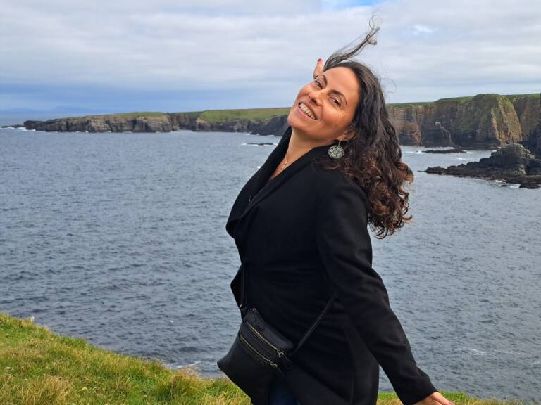 Kasia Forest na tle klifow w Irlandii